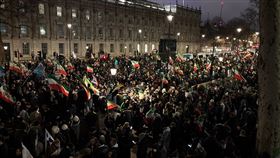 伊朗全國性抗議越演越烈，民眾不畏政府血腥鎮壓，每夜都有大量人群湧上街頭。（圖／翻攝自X平台 @Inevitablewest）