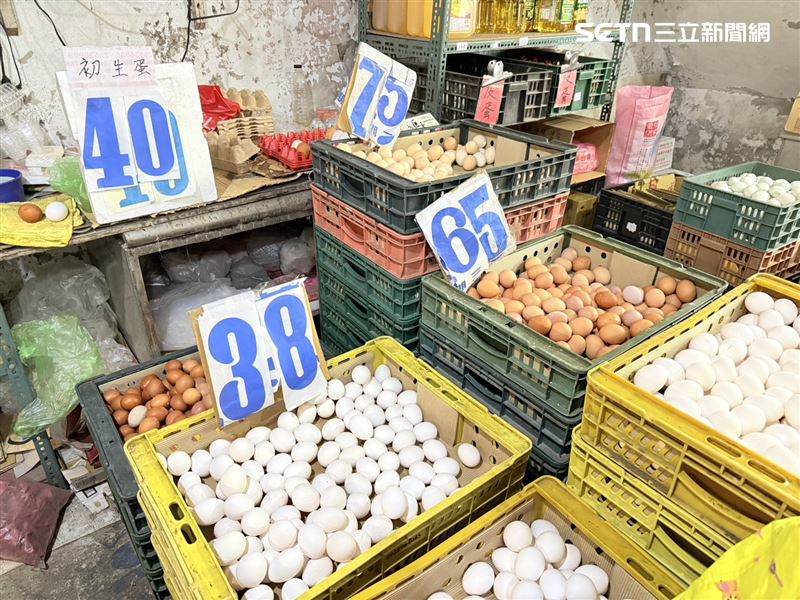 批發業者表示，蛋商下午才會進貨新蛋，目前仍維持在一斤38元。（圖／記者李育道攝影）
