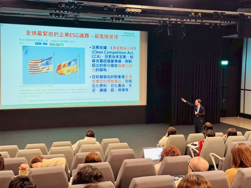 申永順教授以動人的「牛津大學大禮堂橡木樹」故事開場，描述 350 年前的建築師為後世預種橡木的精神。（圖／三立集團永續辦公室提供）