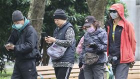 大陸冷氣團南下　氣溫偏低（1）中央氣象署表示，11日大陸冷氣團南下，台灣各地氣溫明顯偏低，提醒民眾注意保暖。圖為台北市萬華區民眾穿保暖衣物到公園活動。中央社記者張皓安攝 115年1月11日