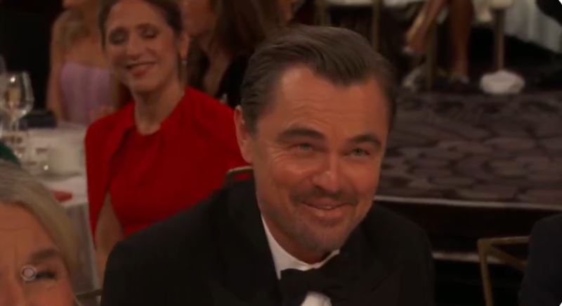 李奧納多被主持人妮基葛拉瑟（Nikki Glaser）狂虧，尷尬笑反應曝光。（圖／翻攝自Golden Globes）