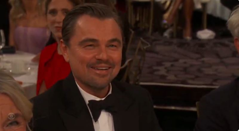 李奧納多尷尬笑，但仍從容應對。（圖／翻攝自Golden Globes）
