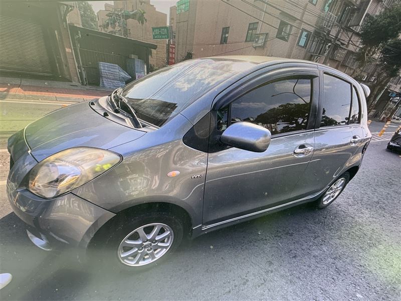 轎車駕駛疑似被Ａ柱遮擋視線，撞擊斑馬線上的婦人。（圖／翻攝畫面）