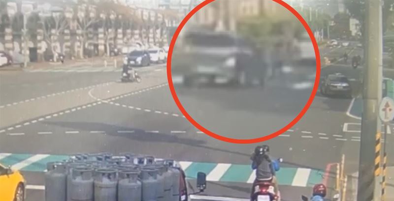 婦人過馬路被撞飛。（圖／翻攝畫面）