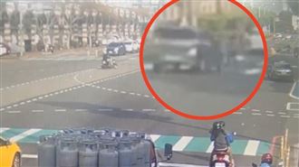 轎車「A柱擋視線」　撞飛斑馬線上7旬婦