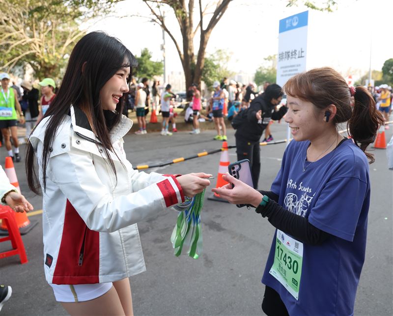 樂天女孩Kira頒獎牌（圖／樂天桃猿提供）