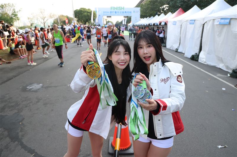 樂天女孩筠熹（左）、Kira盼桃猿二連霸（圖／樂天桃猿提供）