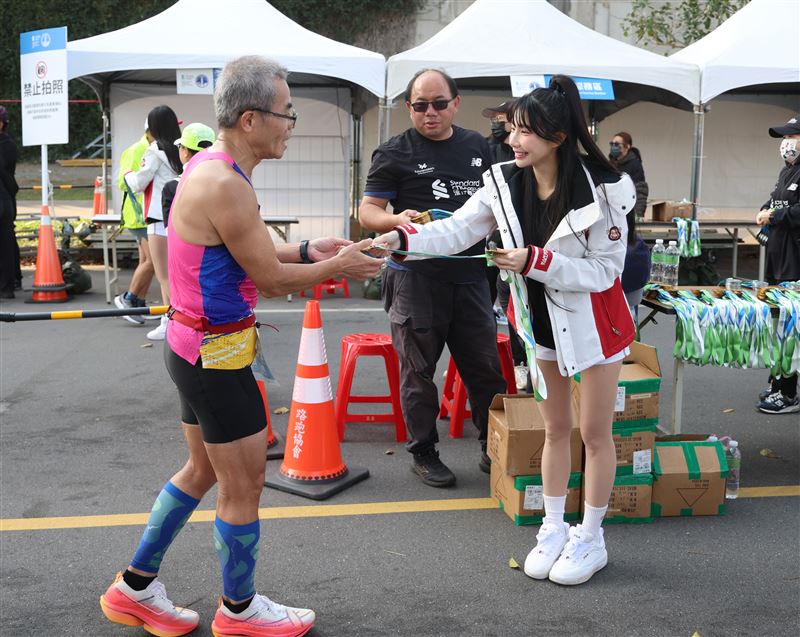 樂天女孩筠熹頒獎牌（圖／樂天桃猿提供）