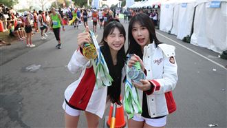 樂天女孩筠熹、Kira頒獎牌　盼桃猿二連霸