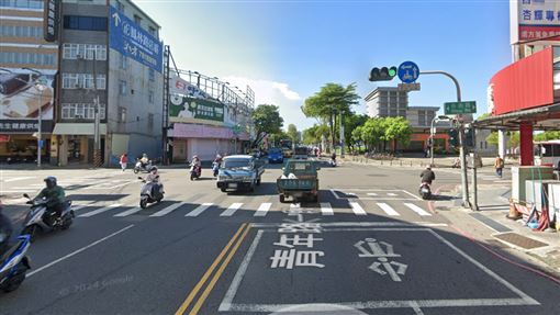 超扯！汽車版「高雄式左轉」騎士看傻