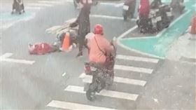 彰化80歲阿嬤被撞，大埔路，肇事駕駛嚇傻沒下車(圖／翻攝畫面)