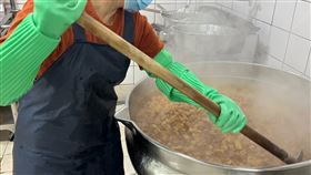 台中疑非洲豬瘟　基隆營養午餐視情形調整菜單農業部從台中一處養豬場死亡豬隻驗出非洲豬瘟陽性反應，基隆市政府教育處22日透過新聞稿表示，農業部管控期間，將視情形調整菜單，維持學生營養均衡。圖為學校廚房烹煮午餐肉品過程。（基隆市政府提供）中央社記者王朝鈺傳真　114年10月22日