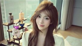 中國跨性別網紅小澈遭質疑染病、體檢報告造假。（圖／翻攝自起床了小澈微博）