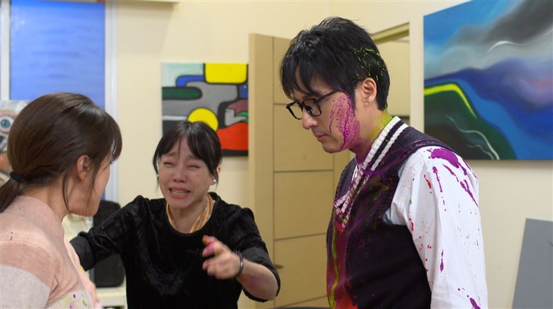 蘇晏霈連潑多罐顏料，李運慶眼睛被濺到仍咬牙完成演出。（圖／民視提供）