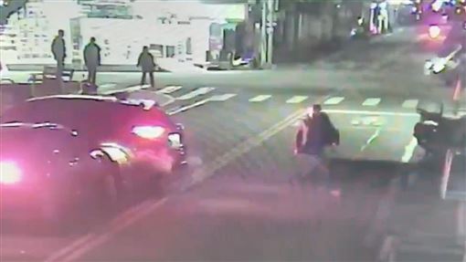 頭份街頭槍擊！槍手攔車連開3槍畫面曝