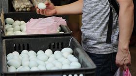 開學市場需求增　產業界盼調整蛋價主要由蛋農與盤商組成的中華民國蛋價委員會議26日召開，產業界認為淡季暑假將結束，開學市場需求增加，希望能夠調價。圖為民眾26日在台北虎林市場選購雞蛋。中央社記者趙世勳攝  112年8月26日