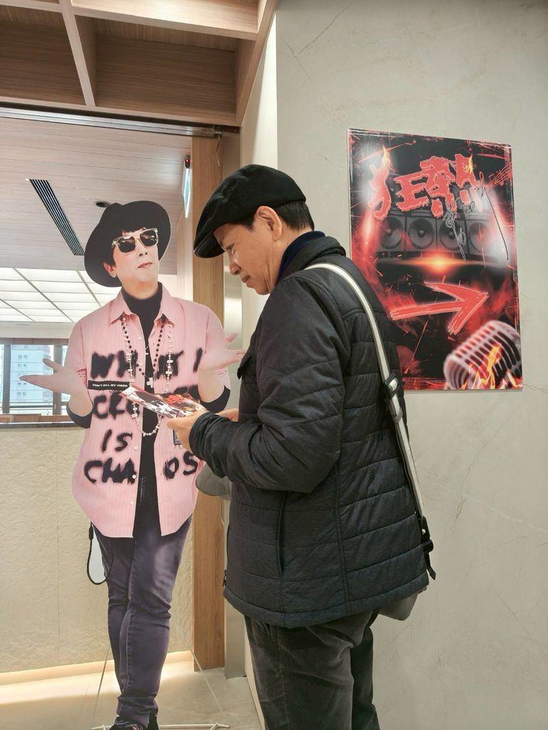 陳凱倫弔唁曹西平。（圖／本人提供）