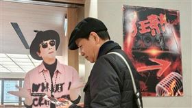 陳凱倫弔唁曹西平。（圖／本人提供） 