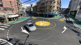 台北市士林區大南路、通河東街口，近日出現醒目的黃色標線型圓環，中間還寫了一個「大」字。（圖／翻攝自長謝銘鴻臉書）

