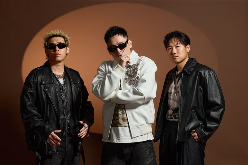 玖壹壹春風（中）是伍佰忠實粉絲，多次朝聖演唱會。（圖／滾石唱片提供）