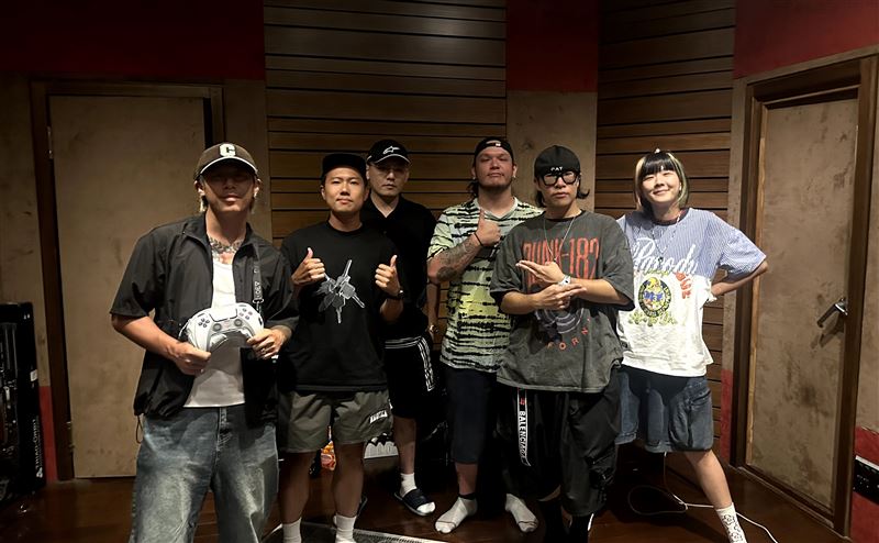 玖壹壹合作怕胖團翻唱〈浪人情歌〉。（圖／滾石唱片提供）