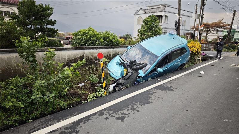 汽車撞上騎士後失控衝進水溝，。（圖／翻攝畫面）