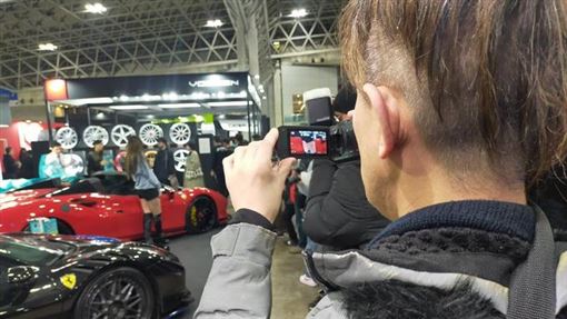 女星被「色」影師猛拍下半身　震怒發聲了