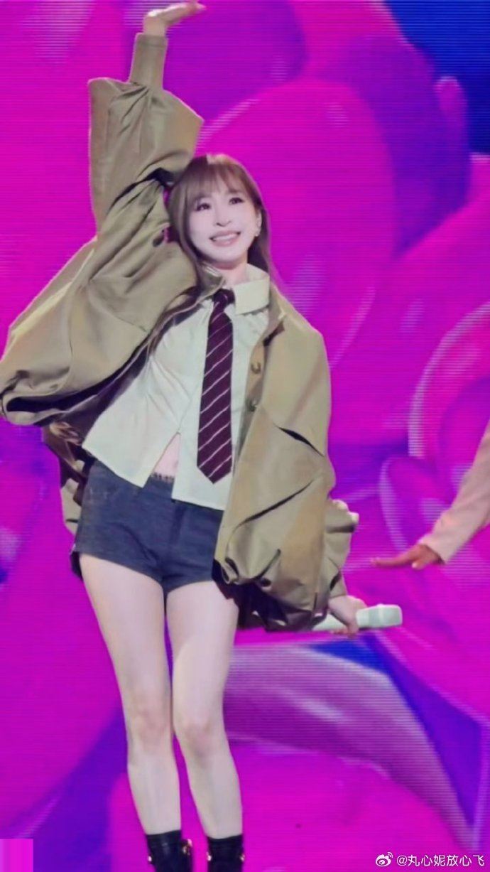 王心凌穿白色襯衫搭配紅色領帶熱情開唱。（圖／翻攝自微博）