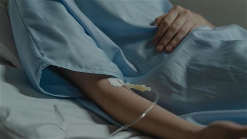 11歲女童慘遭流彈穿腦　絕望問：我看不到