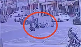 台中,北屯,騎士猛撞,汽油濺滿地,五分局（圖／翻攝畫面）