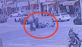 台中2騎士猛撞噴飛！民眾嚇：傷者滿臉血