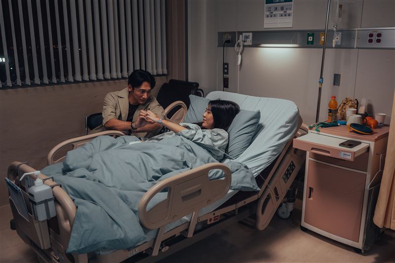 温昇豪（左）與Emma（右）的父女情暖哭全台。（圖／六魚文創提供）