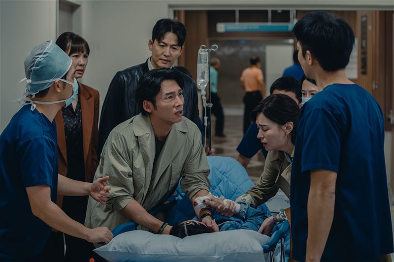 Emma（李曼唯）斷指，最強醫療團隊緊急動手術。（圖／六魚文創提供）