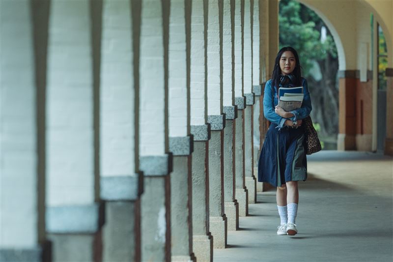 Emma劇中受到父親温昇豪影響決定報考醫學系。（圖／六魚文創提供）