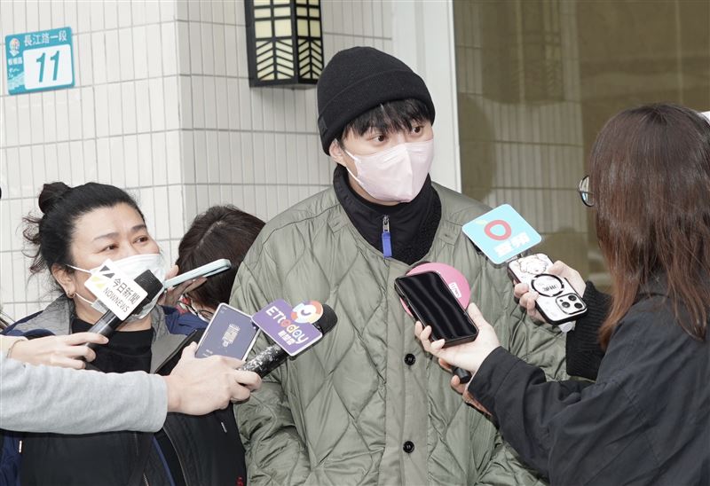 許富凱（右）、林美秀現身曹西平禮堂。（圖／記者趙于瑩攝影）