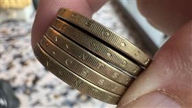 每天用的硬幣邊緣為何有「鋸齒」？這可不是為了止滑！原來最早的圓形硬幣是物理法則產物，好滾動又耐磨。但邊緣刻痕竟是「牛頓」發明的！當年為了防止不肖人士偷削金屬變賣，牛頓引進機器鑄幣加上刻痕，讓「剪邊」行為無所遁形，這招防偽術沿用至今300年。（圖／記者師瑞德攝影）