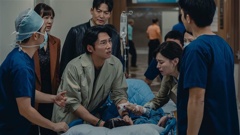 前輩全圍在床邊！Emma挑戰哭戲：非常緊張