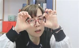 黃智賢大酸黃國昌，「逃兵的男人要去談軍購，軍購你懂個屁啊！」（圖／翻攝自黃智賢夜問YT）