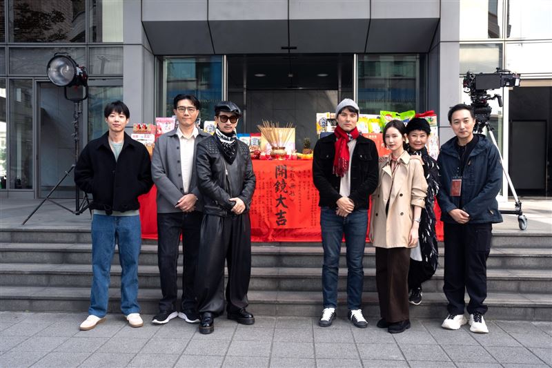 導演奚岳隆（右）新作《無形》正式開鏡，主演包括呂雪鳳（右二起）、葉芷妤、鳳小岳、Darren邱凱偉、蔣偉文、黃信赫等人，預計農曆年前殺青。（圖／發起日影視 提供）