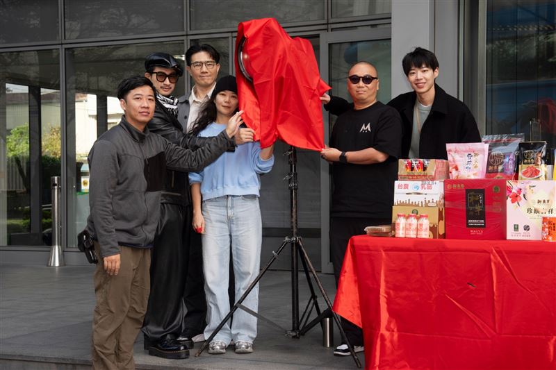 主演Darren邱凱偉、蔣偉文、黃信赫等人共同揭開紅布，象徵《無形》開鏡順利。（圖／發起日影視 提供）