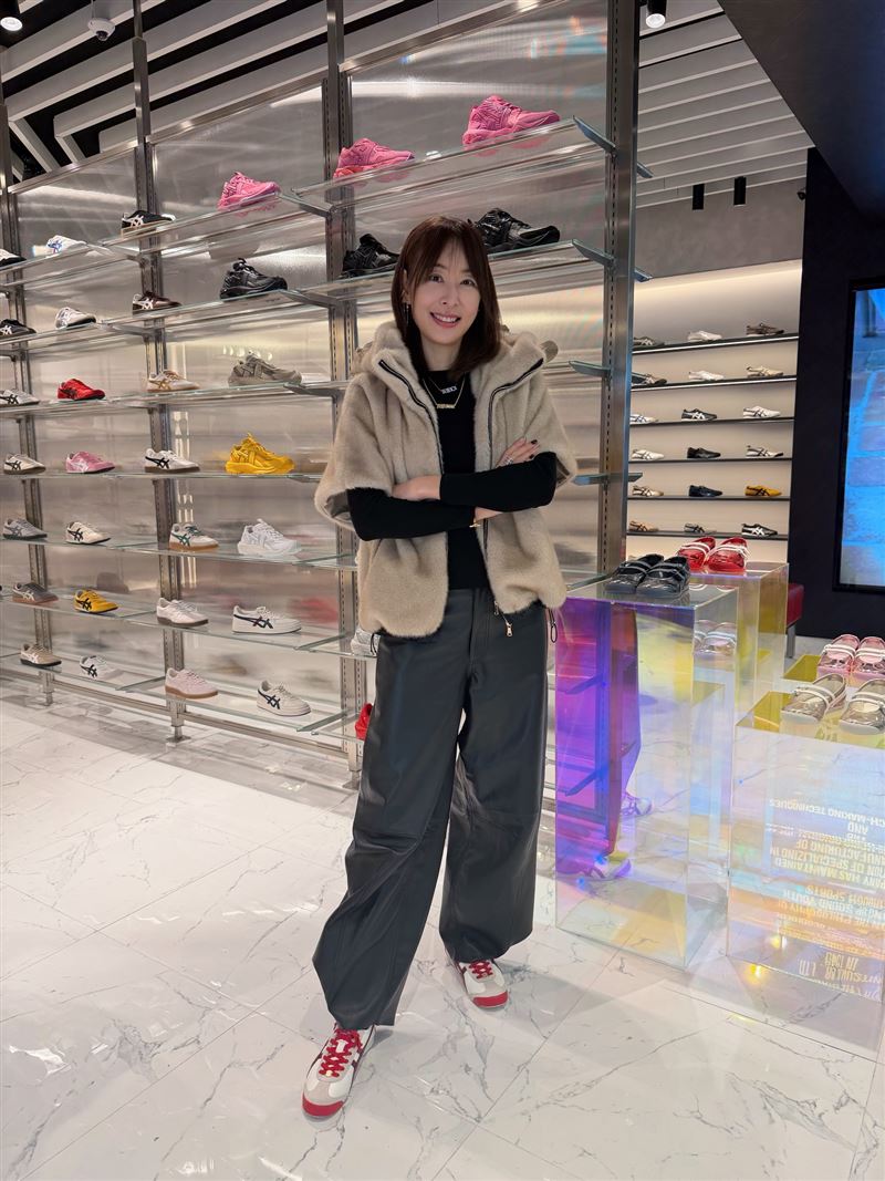 賈永婕親赴鬼塚虎櫃位。（圖／翻攝自賈永婕臉書）