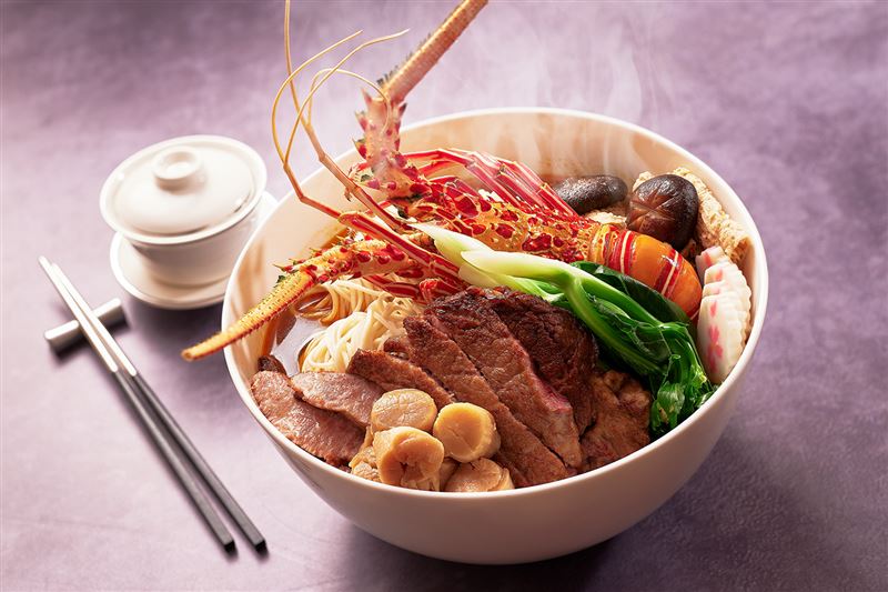 凱華樓中華料理「龍蝦和牛肉麵」以濃郁湯頭結合龍蝦鮮甜與和牛脂香。（圖／飯店旅宿業者提供）