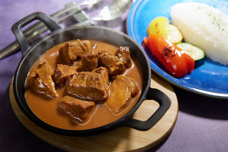 大廳酒吧月台町，以三星若狹牛升級「紅酒燉若狹和牛」。（圖／飯店旅宿業者提供）