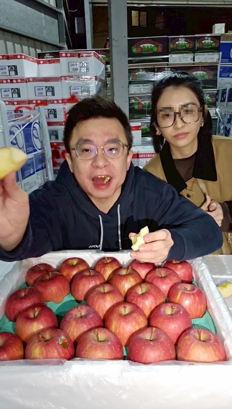 嫩妻接連2天與疲老闆一同直播。（圖／翻攝自疲老闆臉書）