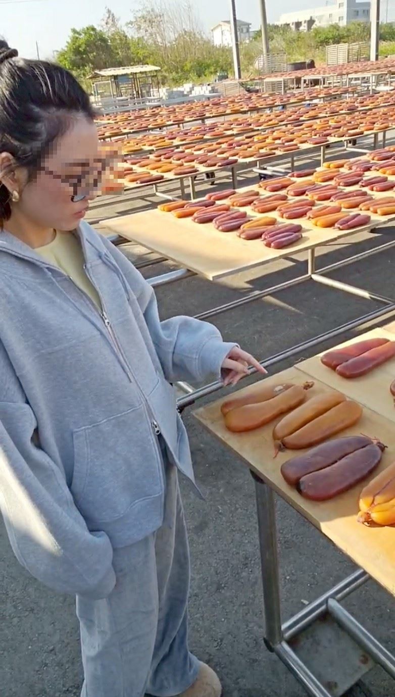 疲老闆直播，嫩妻全程3小時都陪在身邊，甚至還冒低溫出外景。（圖／翻攝自疲老闆臉書）