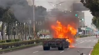 新／聯結車開一半「車頭起火」狂燒畫面曝