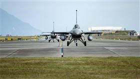 第五聯隊F-16型機於跑道滑行。（圖／國防部提供）