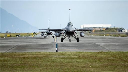 空軍宣布「F-16型機復飛」訓練畫面曝光了