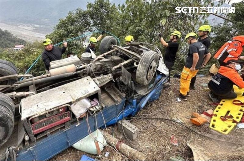 南投貨車衝下陡坡翻覆!駕駛、移工2死2傷