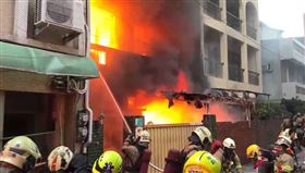 消防員全力灌救，如今火勢已控制，是否有人員傷亡待確認。（圖／翻攝畫面）